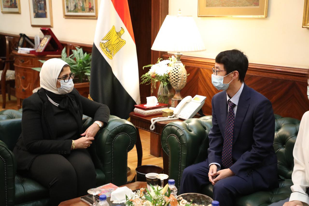 بالصور.. وزيرة الصحة تستقبل مدير عام شركة “سينوفاك” لبحث تعزيز التعاون في تصنيع اللقاحات