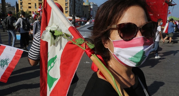 تجمع عدد من اللبنانيين بساحة الشهداء ببيروت لإحياء الذكرى الثانية لحراك 17 أكتوبر