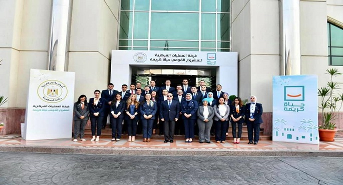 بالصور.. الرئيس السيسي يلتقي بمجموعة من خريجي البرنامج الرئاسي لتأهيل الشباب
