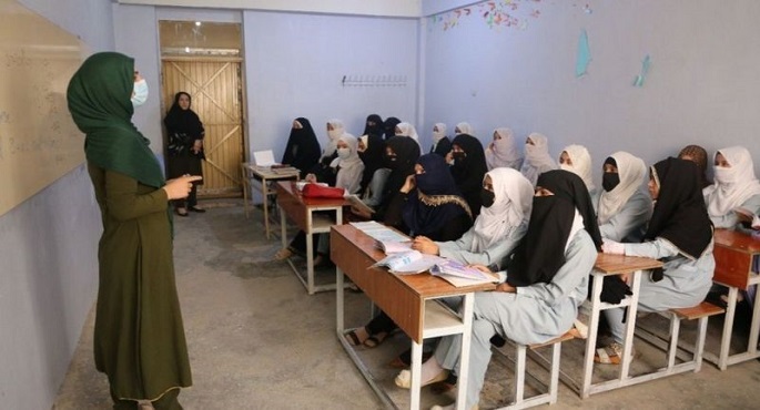 الجارديان : الغموض يخيم على مدارس هلمند مع حظر طالبان تعليم الفتيات