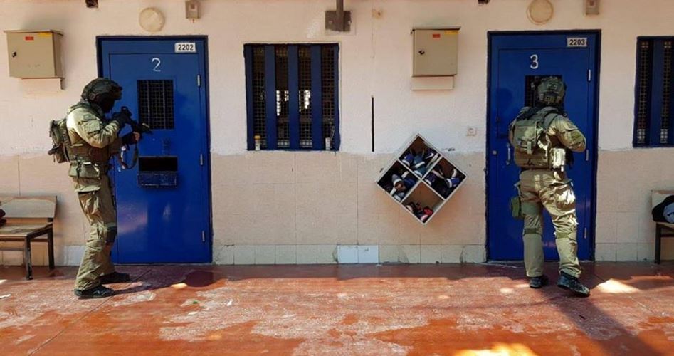 الأسرى الفلسطينيون في سجن النقب يواصلون الإضراب في ظروف قاسية