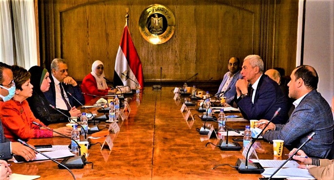 وزيرة التجارة تعقد اجتماعا موسعا مع رئيس هيئة الشراء الموحد لبحث تنفيذ مبادرة الرئيس لدعم الأطباء الشبان