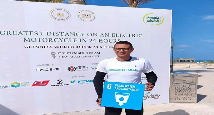 بالصور .. المغامر المصري على عبده يدخل موسوعة جينيس برقم قياسي دعماً لحماية البيئة