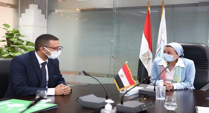 بالصور .. وزيرة البيئة تبحث مع المغامر المصري”علي عبده” تنظيم أطول رحلة في العالم للترويج للسياحة البيئية