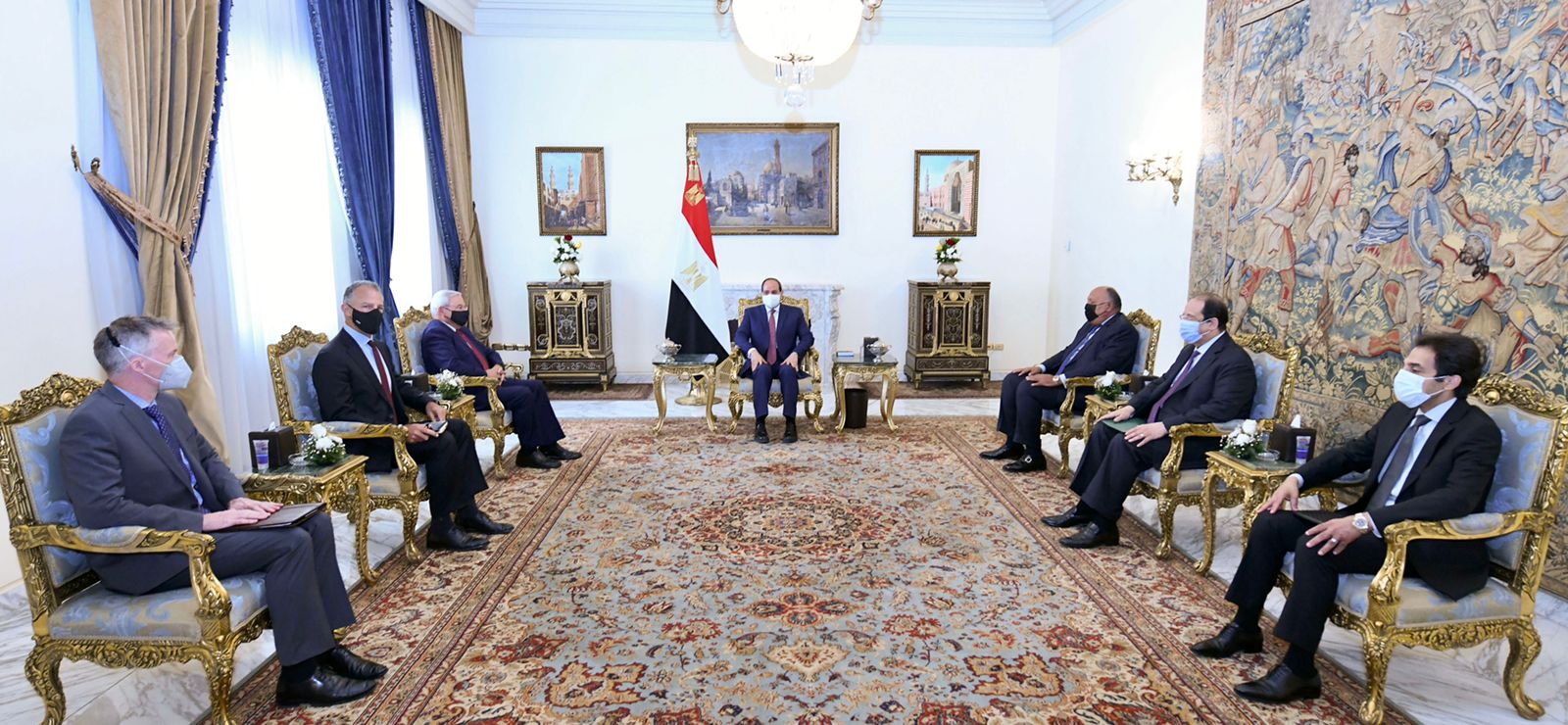 بالصور.. الرئيس السيسي يلتقي رئيس لجنة العلاقات الخارجية بمجلس الشيوخ الأمريكي
