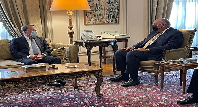 بالصور .. وزير الخارجية يبحث مع المفوض الأوروبي للجوار تعزيز العلاقات للارتقاء بالشراكة بين الجانبين