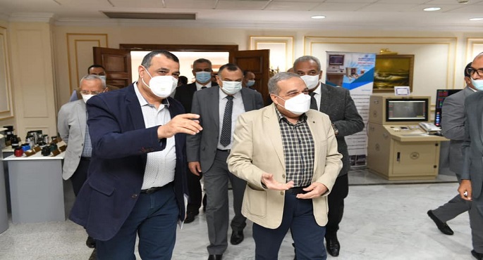 بالصور.. وزير الدولة للإنتاج الحربي يتفقد منتجات الوزارة المزمع عرضها فى (EDEX 2021)