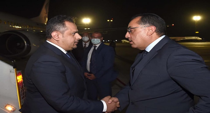 بالصور.. رئيس الوزراء يستقبل نظيره اليمني بمطار القاهرة