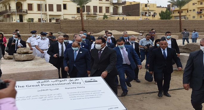 بالصور.. رئيس الوزراء يتفقد منطقة أعمال الحفائر والاكتشافات الأثرية بطريق الكباش