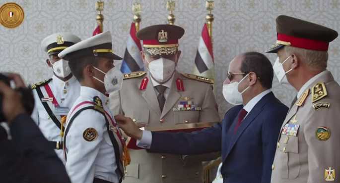 الرئيس السيسي يكرم عددا من أوائل خريجي الكليات والمعاهد العسكرية