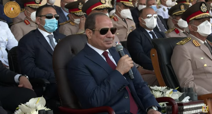 السيسي خلال حفل تخريج الكلية الحربية : الحروب الجديدة ترتكز على الوعي والفهم وليس السلاح فقط