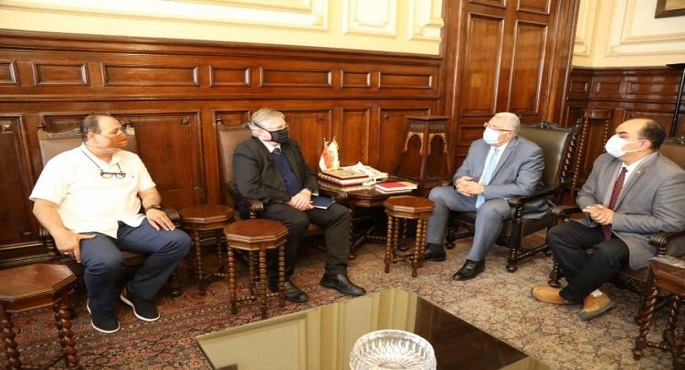 بالصور .. وزير الزراعة يبحث مع جامعة فلوريدا إنشاء مركز عالمى لشتلات الفراولة