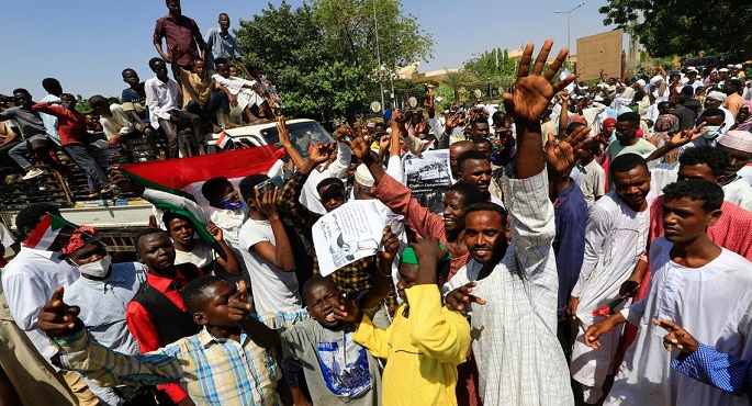 لليوم الثاني.. مئات السودانيين يواصلون الاعتصام بالخرطوم للمطالبة بحل الحكومة