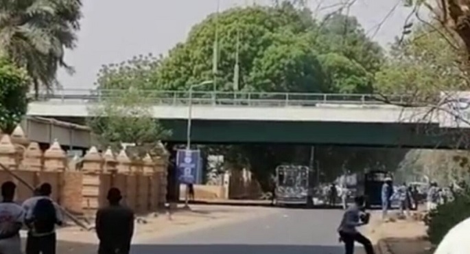 الشرطة السودانية تعيد فتح جسر وشوارع رئيسية بالعاصمة الخرطوم