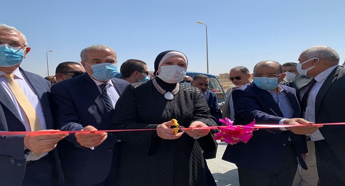 بالصور .. وزراء الزراعة والتموين والتنمية المحلية والصناعة يتفقدون مشروع الحرير الطبيعي ويفتتحون مصنعا للأعلاف بالوادي الجديد