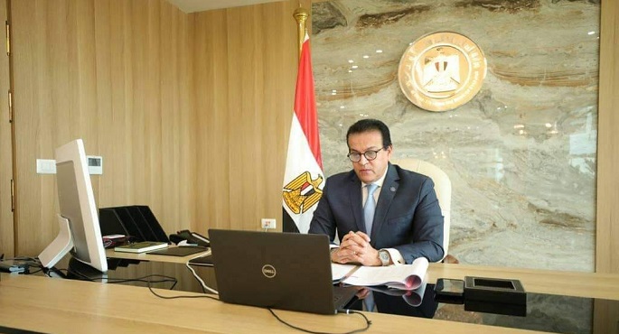 وزير التعليم العالي يستعرض تقريرا عن استعدادات جامعة القاهرة الجديدة التكنولوجية لبدء العام الدراسي
