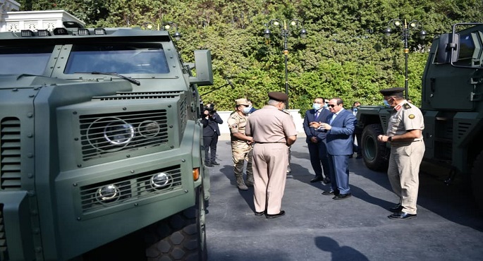 بالصور..الرئيس السيسى يتفقد عددا من المركبات المدرعة المطورة من قبل القوات المسلحة