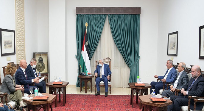 الرئيس الفلسطيني يستقبل وزيرين إسرائيليين برام الله ويؤكد ضرورة إنهاء الاحتلال