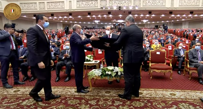 بالفيديو .. الرئيس السيسي يتسلم درع القضاء المصري