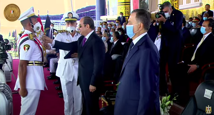 الرئيس السيسي يقلد أوائل خريجي كلية الشرطة أنواط الامتياز