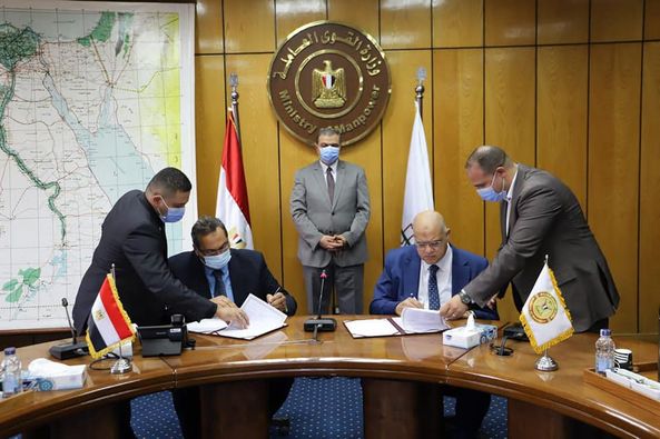 بالصور..سعفان يشهد مراسم توقيع اتفاقية تسوية بين “يونيفرسال” و”الصناعات المعدنية”