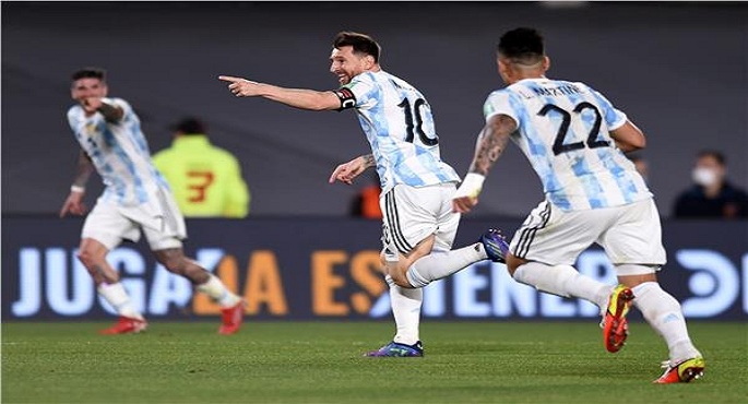 ميسي يتألق ويقود الأرجنتين لاكتساح أوروجواي بثلاثية في تصفيات كأس العالم