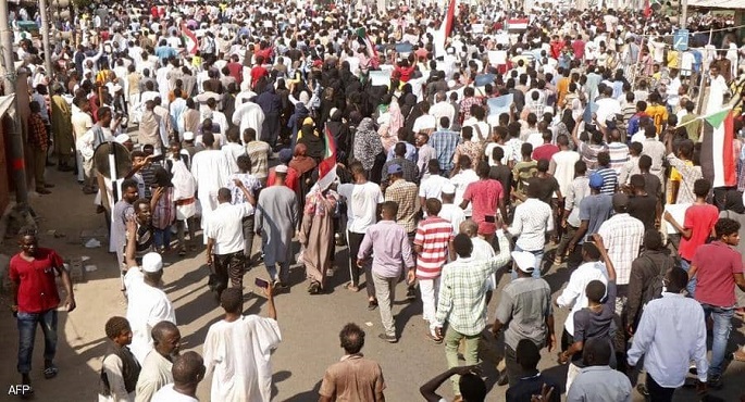 آلاف السودانيين يتظاهرون في الشوارع للمطالبة بعودة الحكومة المدنية