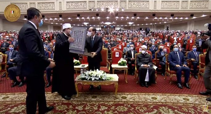 وزير الأوقاف يسلم الرئيس السيسي إصدارات سلسلة (رؤية) لتصحيح مفاهيم الدين