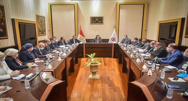 بالصور.. وزير التعليم العالي يجتمع بقيادات وزارة الصحة والسكان