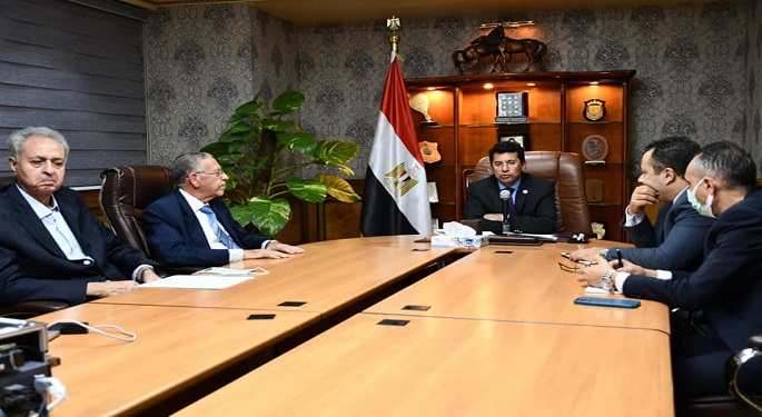 وزير الرياضة ينهي أزمة إيقاف اتحاد الطائرة خلال اجتماعه مع ممثلي الاتحادين الدولي والإفريقي