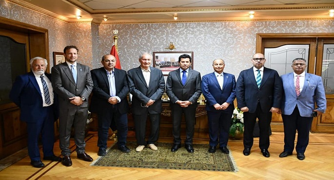 بالصور.. وزير الشباب والرياضة يلتقي وفد الاتحاد الدولي للسباحة