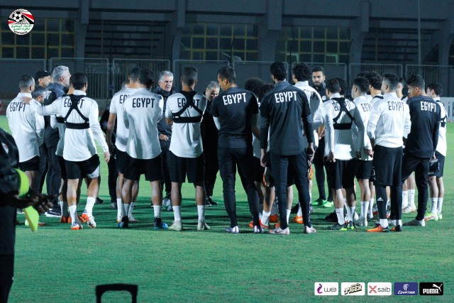 النني يشارك في المران الجماعي للمنتخب الوطني.. وتدريبات فردية لصلاح