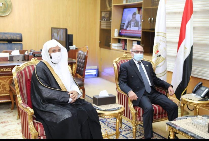 وزير العدل يستقبل نظيره السعودي ويرافقه في زيارة لمحكمة عابدين