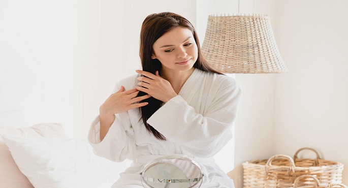 تدليك الشعر بالزيت الساخن لمنع تساقطه