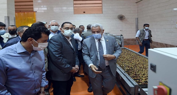 بالصور .. رئيس الوزراء يتفقد مجمع تمور الوادي الجديد