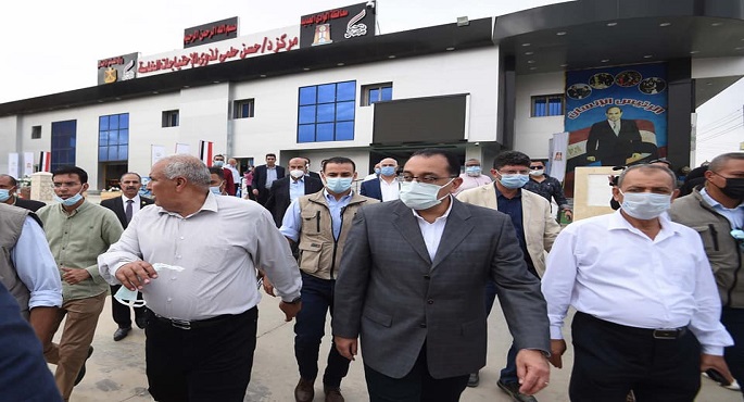 بالصور .. رئيس الوزراء يتفقد مركز تأهيل ذوي الاحتياجات الخاصة بمدينة الخارجة