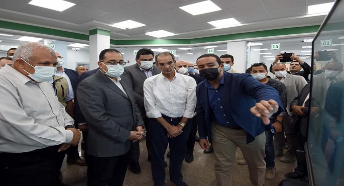 بالصور .. رئيس الوزراء يتفقد مكتب بريد الخارجة بالوادي الجديد