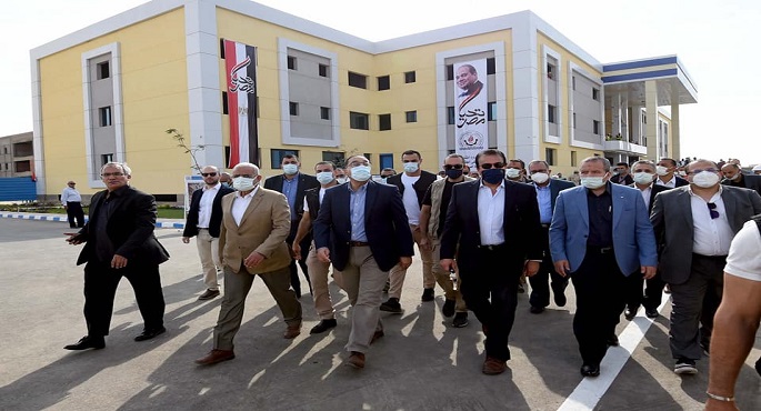 بالصور .. رئيس الوزراء يتفقد أعمال تطوير مستشفى السويس الجامعي .. وكلية الطب