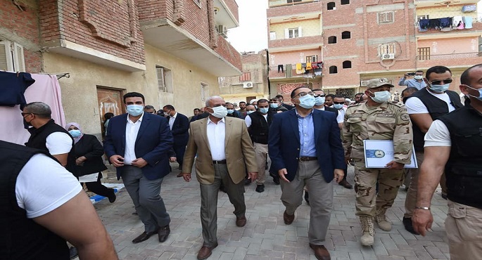 يالصور .. خلال زيارته للسويس .. رئيس الوزراء يتفقد أعمال تطوير ورفع كفاءة قرية عامر