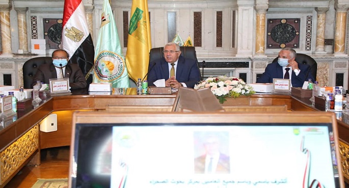 بالصور .. وزير الزراعة يطالب مركز الصحراء الاهتمام بالبحوث التطبيقية التي تتعامل مع التغيرات المناخية