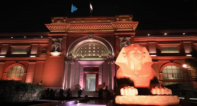 المتحف المصري يعرض نقشا فريدا يعبر عن الحب بين إخناتون ونفرتيتى