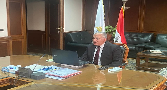 بالصور .. وزير الري يشارك فى جلسة “تحسين كفاءة ورفع أداء القنوات المائية”