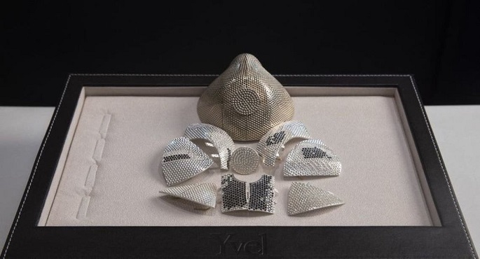 بـ1.5 مليون دولار.. بيع أغلى كمامة في موسم الرياض