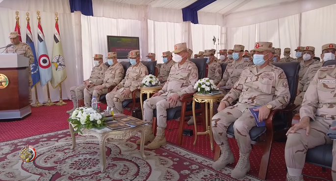 بالفيديو .. وزير الدفاع يتفقد معسكر إعداد وتأهيل مقاتلي شمال سيناء ويلتقي برجال الجيش الثاني الميداني