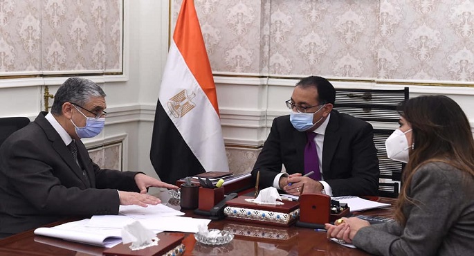 بالصور.. رئيس الوزراء يتابع مع وزير الكهرباء موقف المشروعات التي يتم تنفيذها ضمن المرحلة الأولى من مبادرة “حياة كريمة”