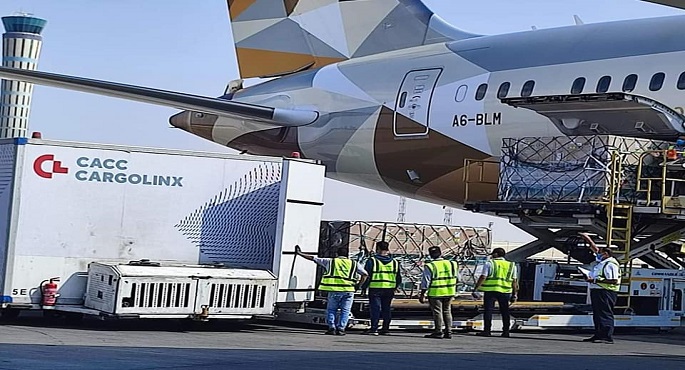 بالصور.. خالد عبد الغفار: مصر استقبلت 3 ملايين و575 ألف جرعة من لقاح “موديرنا” بمطار القاهرة الدولي اليوم