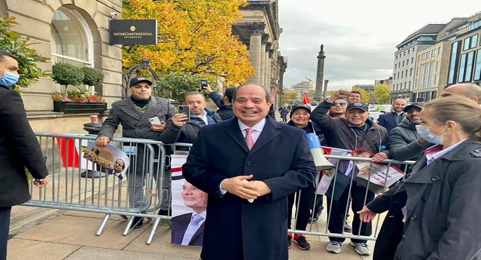بالصور.. الرئيس السيسي يتبادل التحية مع أبناء الجالية المصرية أمام مقر إقامته في اسكتلندا
