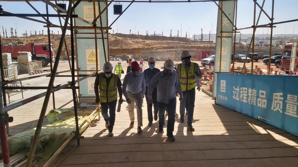 نائب وزير الإسكان يتفقد عينة تشطيبات الوحدات الفندقية والسكنية بالبرج الأيقونى بالعاصمة الإدارية الجديدة