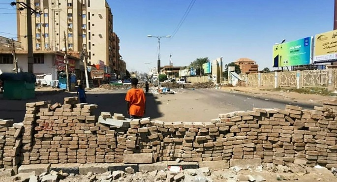 إغلاق شوارع في الخرطوم وأم درمان.. وقوات الأمن تفرق تظاهرات