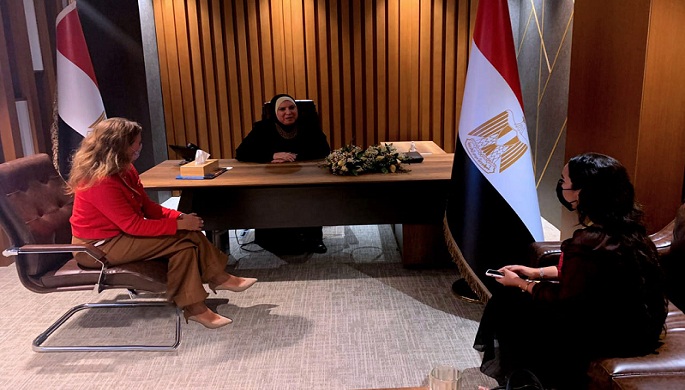 وزيرة التجارة والصناعة تبحث مع مسئولي شركة “طلبات” التوسع فى تطبيق خدمات التوصيل الذكية بالسوق المصرى